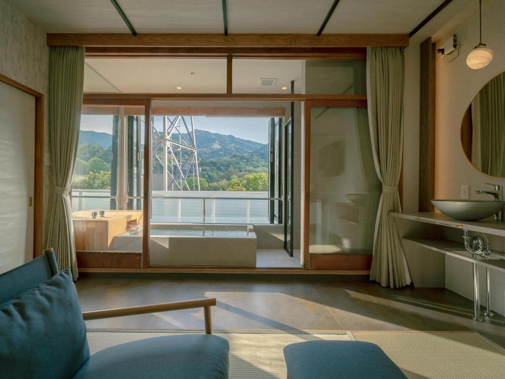 La salle de bains est pourvue d'une baignoire et d'un lavabo. dans l'établissement 巛-sen-Yugawara, à Yugawara
