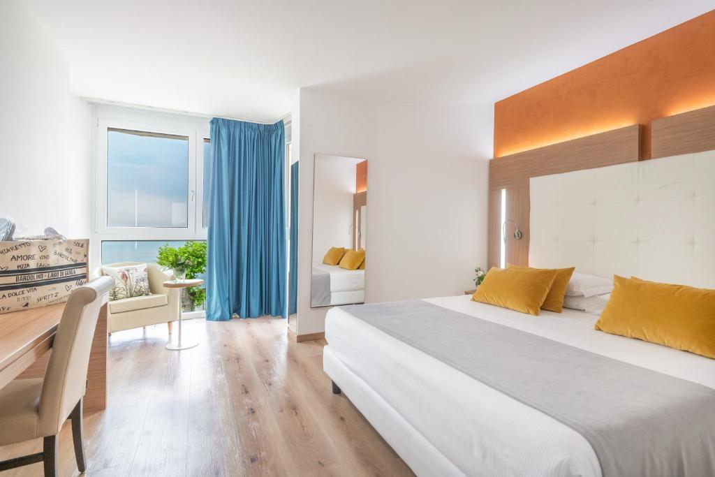 une chambre d'hôtel avec un grand lit et un bureau dans l'établissement Kriss Internazionale Hotel, à Bardolino 80 autres photos