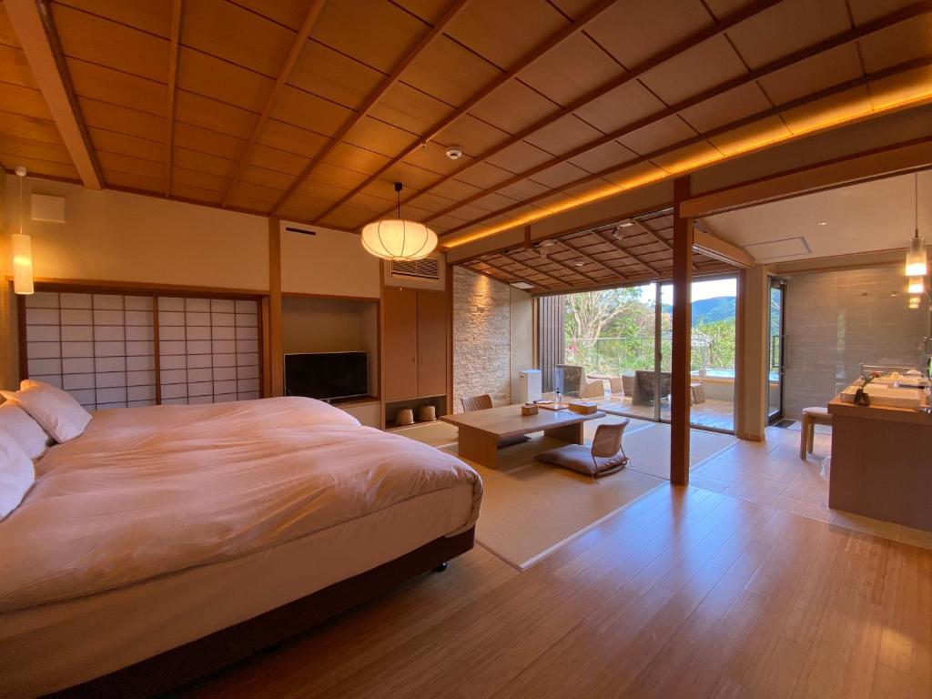 une chambre avec un grand lit et un salon dans l'établissement Kaiseki Ryokan Ashikari, à Yugawara 40 autres photos