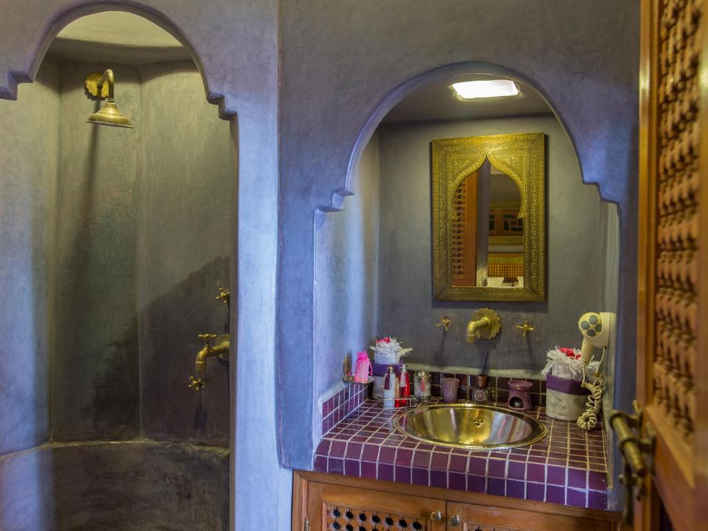 une salle de bain avec un lavabo et un miroir dans l'établissement Riad Samsli, à Marrakech 37 autres photos
