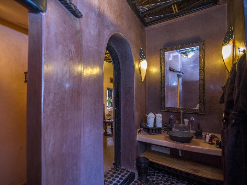 une salle de bain avec un lavabo et un miroir dans l'établissement Riad Samsli, à Marrakech