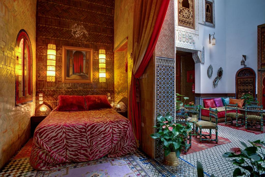 une chambre avec un lit dans une pièce dans l'établissement Riad La Maison Verte, à Fès