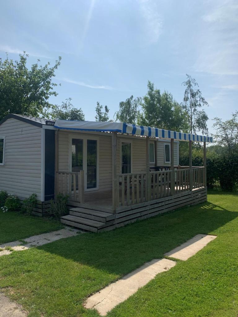 un mobil-home avec un porche et une terrasse dans l'établissement Camping Pommiers des Trois Pays, à Licques