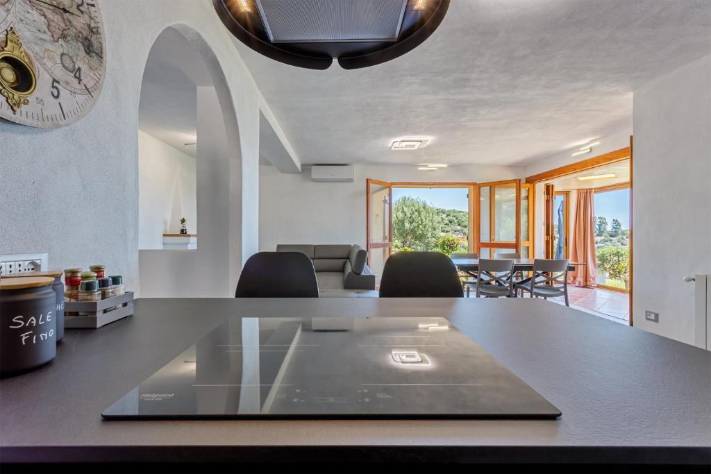 une grande salle à manger avec une table et des chaises dans l'établissement Villa Perla Marina, à Tertenìa