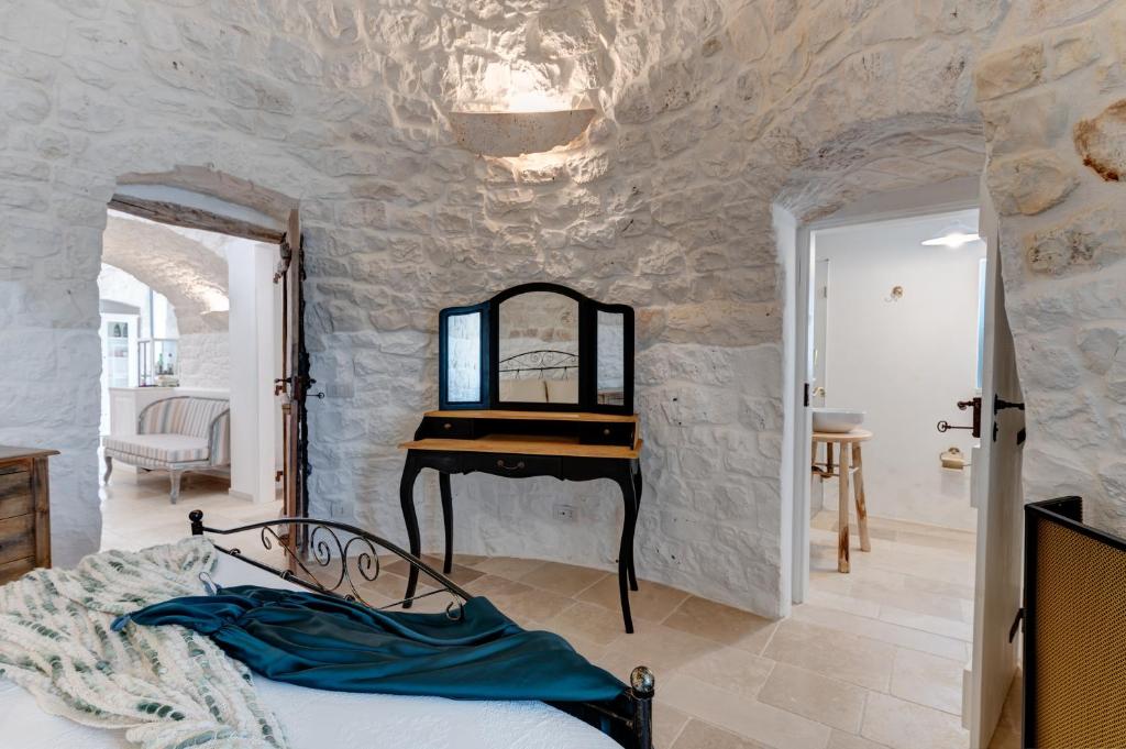 - une chambre avec un piano dans un mur en pierre dans l'établissement Trulli Ericla Resort, à Castellana Grotte 34 autres photos