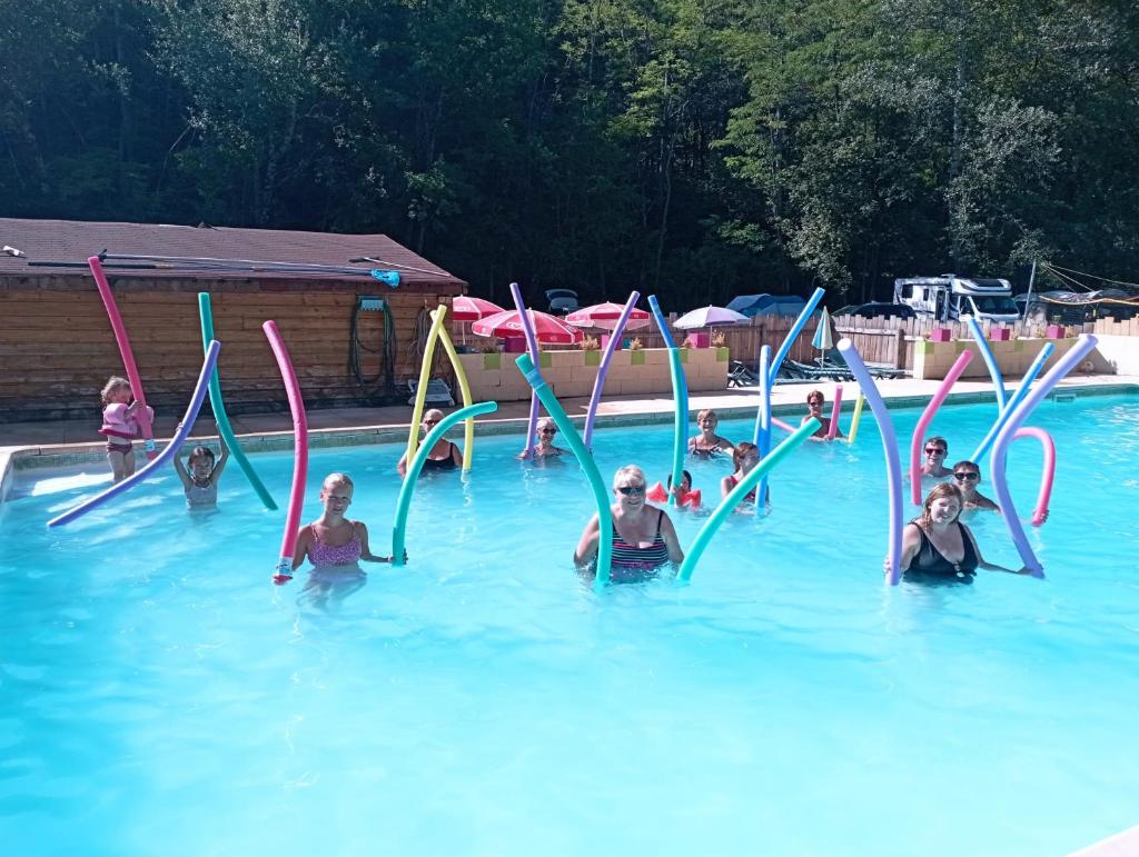 un groupe de personnes jouant dans une piscine dans l'établissement Camping l'Or Bleu, à Barrême