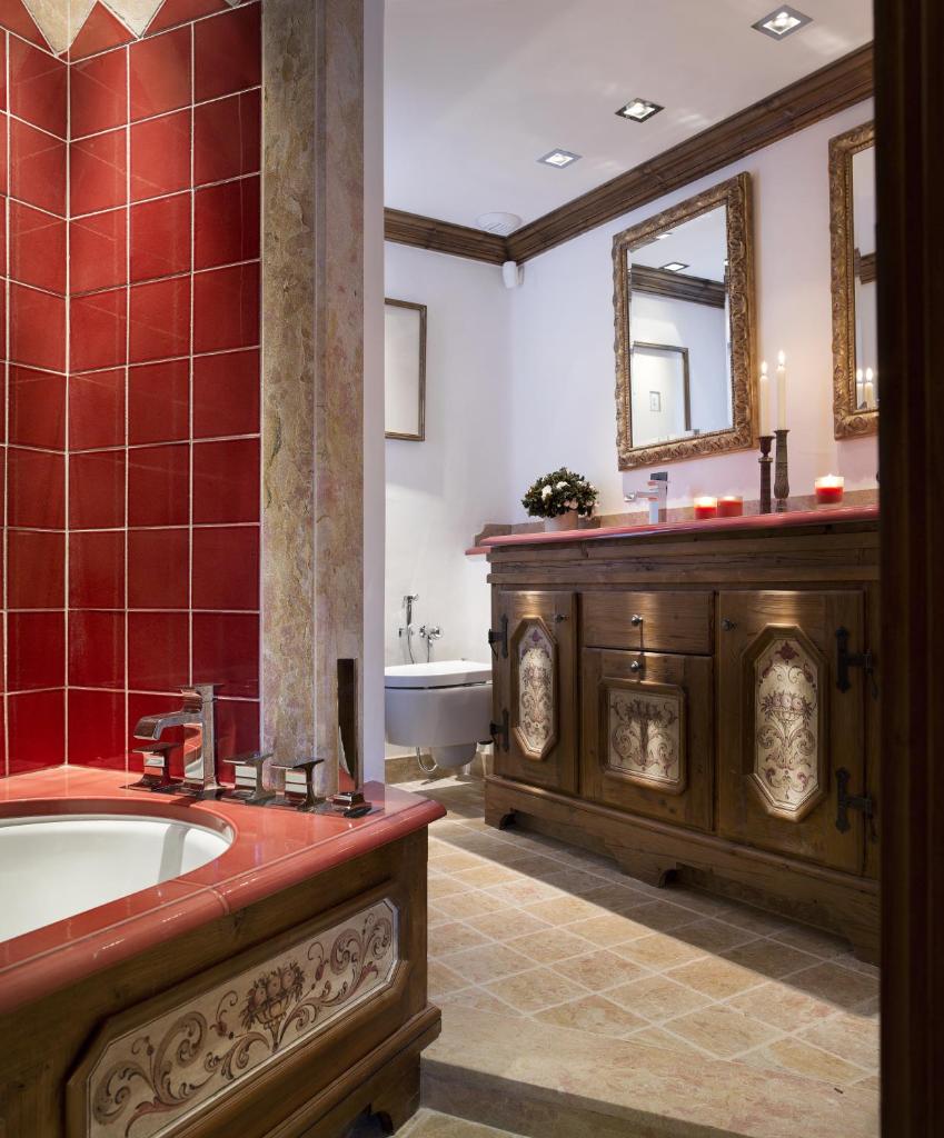une salle de bain avec une baignoire, un lavabo et un miroir dans l'établissement Appartement d'Exception - Jardin Alpin - Courchevel 1850, à Courchevel