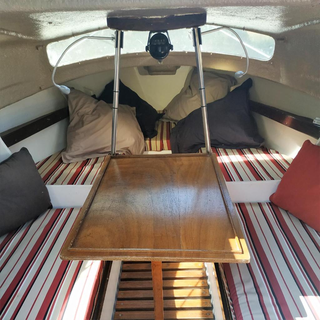 une table en bois à l'arrière d'un bateau dans l'établissement Edel de la Touche Balard, à Val Couesnon