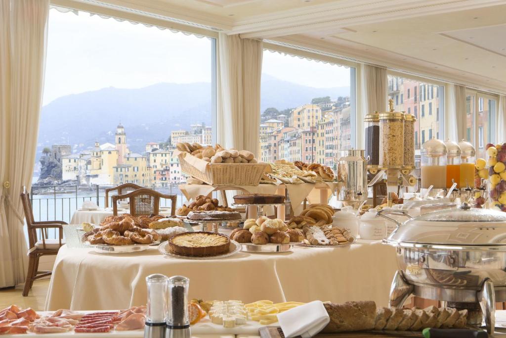 une table garnie de nombreux types d'aliments différents dans l'établissement Hotel Cenobio Dei Dogi, à Camogli