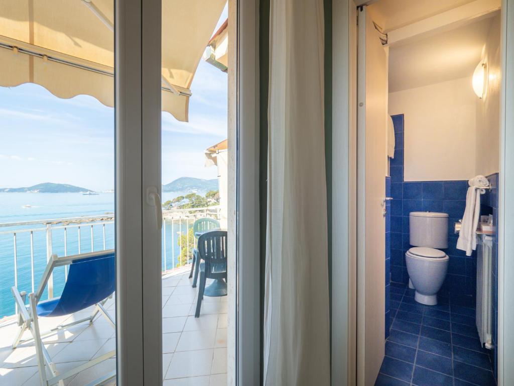une salle de bain avec WC et un balcon avec l'océan dans l'établissement Hotel Il Nido, à Tellaro