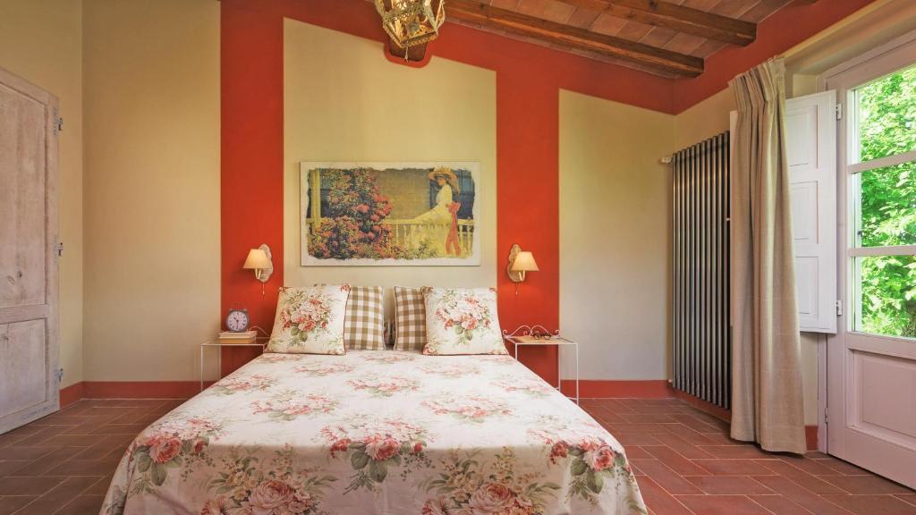une chambre avec un lit et un tableau au mur dans l'établissement VILLA IL MAGNIFICO 10, Emma Villas, à Reggello 47 autres photos