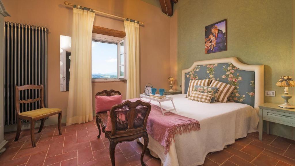 une chambre avec un lit, une chaise et une fenêtre dans l'établissement VILLA IL MAGNIFICO 10, Emma Villas, à Reggello