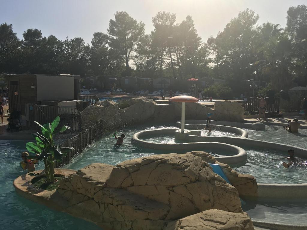 - un parc aquatique avec une piscine dans l'établissement domaine de la sainte baume, à Nans-les-Pins