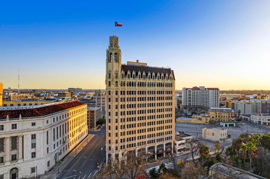 The Emily Morgan Hotel - A DoubleTree by Hilton Image