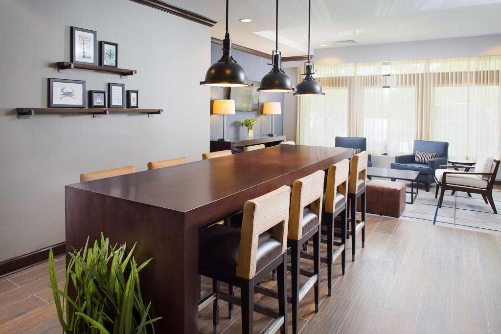 DoubleTree by Hilton Baltimore - BWI Airport Image