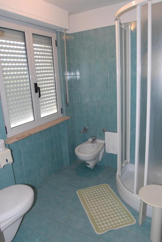 une salle de bain avec toilettes, lavabo et douche dans l'établissement Hotel Sole, à Giulianova 22 autres photos