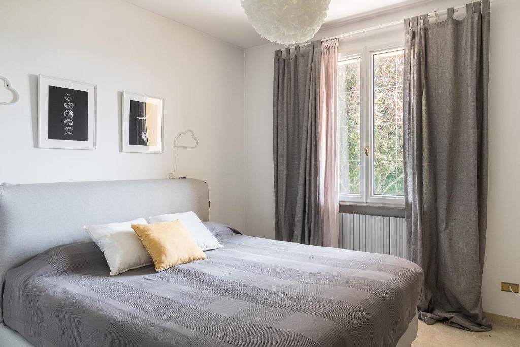 une chambre avec un lit et une fenêtre dans l'établissement Villa Montagne & Lago by Garda FeWo, à Villanuova sul clisi