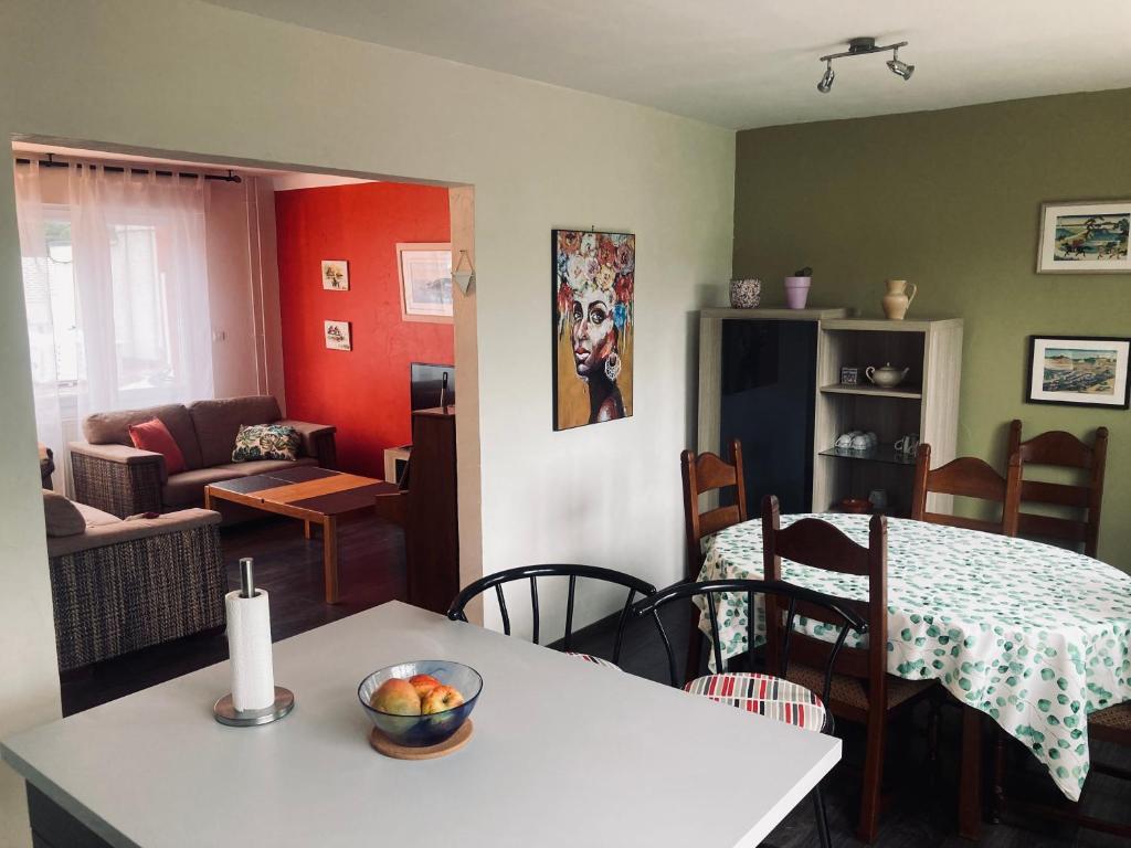 Nice house, garden and BBQ 3km from the beach / Jolie maison, jardin et BBQ à 3 km de la plage 1