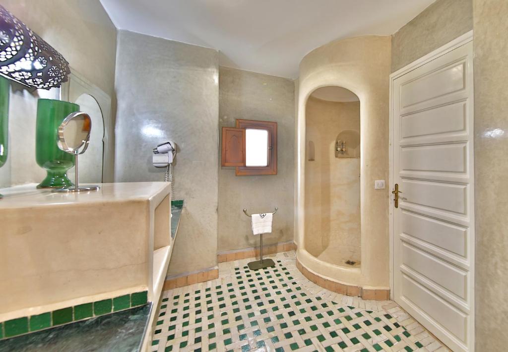 une salle de bain avec une baignoire, un lavabo et une douche dans l'établissement Riad Dar L'Oussia & SPA, à Essaouira 37 autres photos