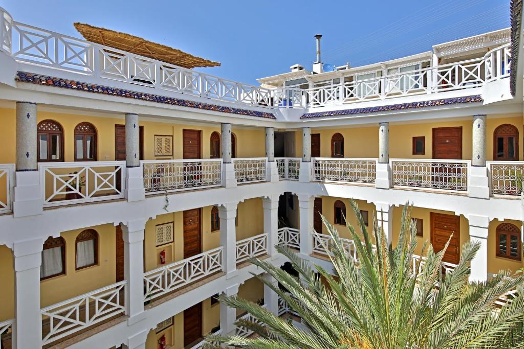 - une vue sur la cour d'un bâtiment dans l'établissement Riad Dar L'Oussia & SPA, à Essaouira