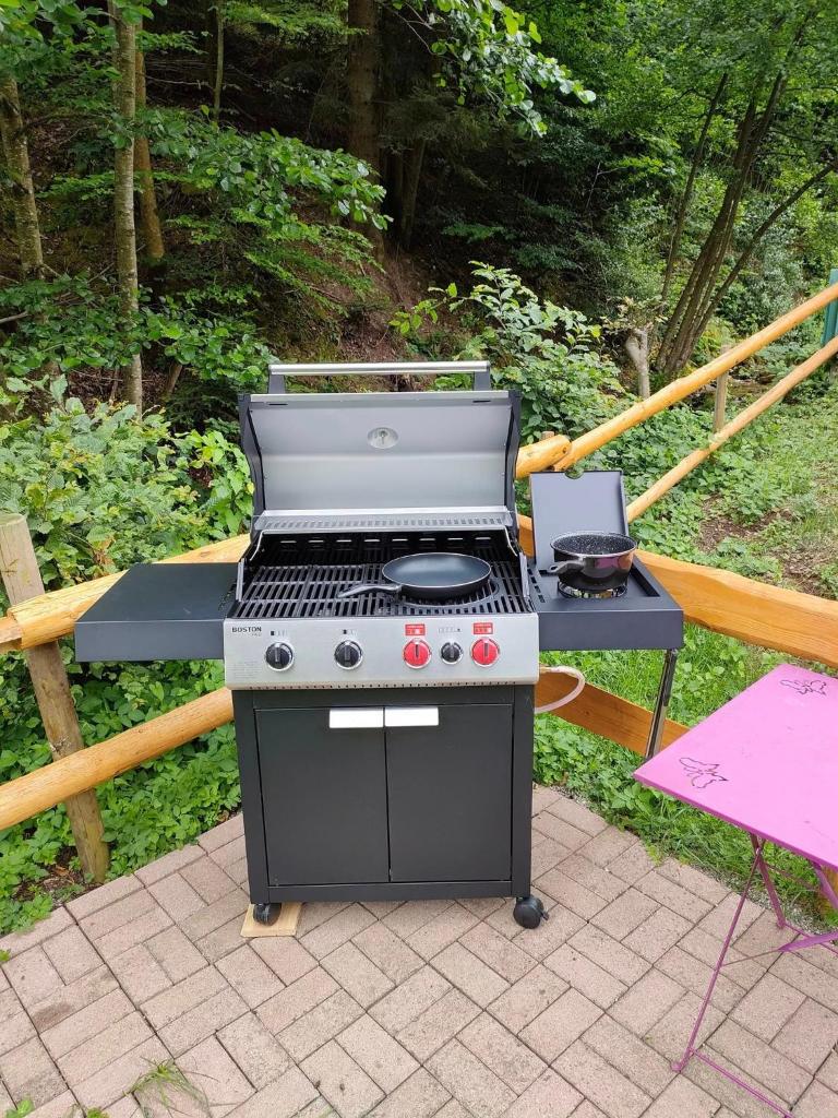 - un barbecue installé au-dessus d'une terrasse dans l'établissement Yourte des Verts Bois, à Fréland 11 autres photos