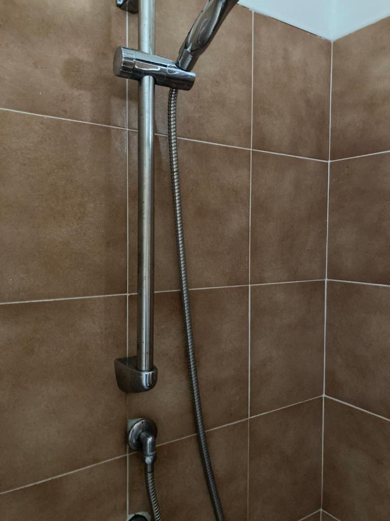 une douche avec un tuyau dans une salle de bain dans l'établissement Tiglio Vieste, à Vieste