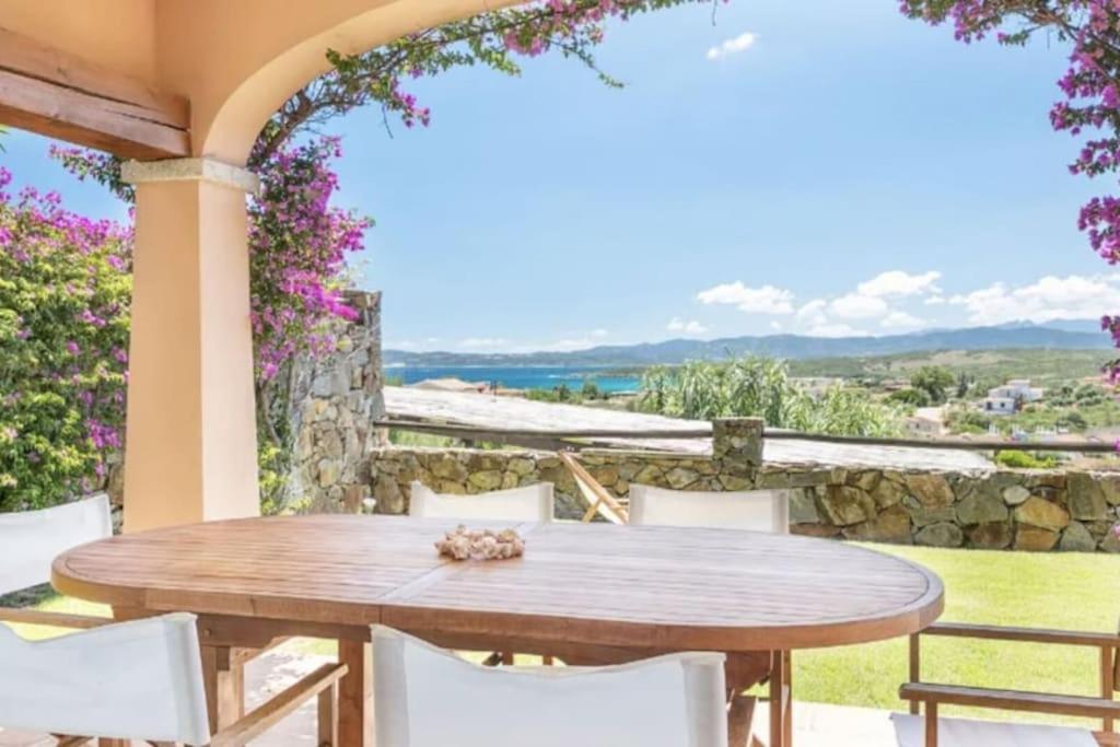 une table et des chaises sur une terrasse avec vue dans l'établissement ClickSardegna Villa Regina Stintino sea view with pool and garden, à Cuile Pazzoni