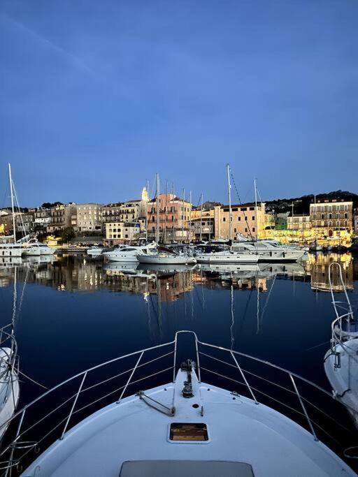 un bateau est amarré dans un port de plaisance avec d'autres bateaux dans l'établissement Bateau Vedette 14 mètres, à Propriano