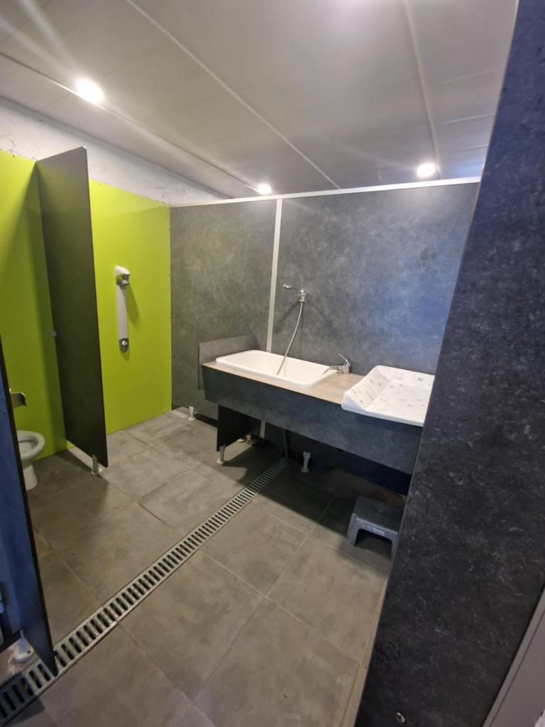 une salle de bain avec un lavabo et une baignoire dans l'établissement Camping l'Or Bleu, à Barrême