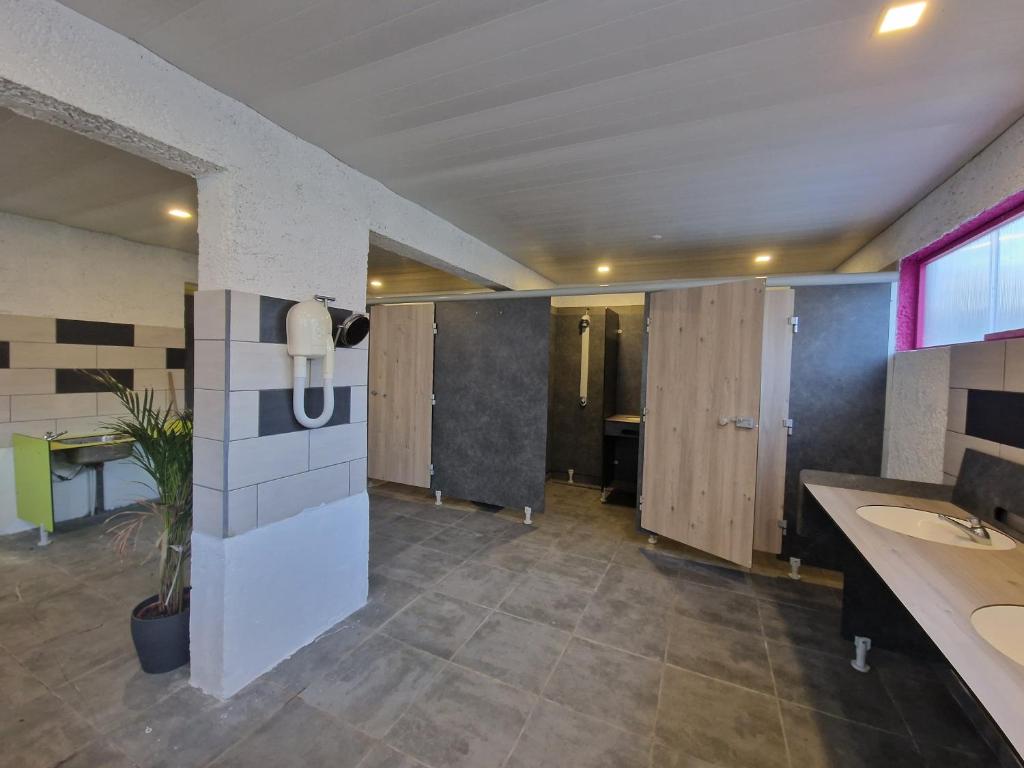 La salle de bains est pourvue de 2 lavabos et de 2 canapés-lits. dans l'établissement Camping l'Or Bleu, à Barrême
