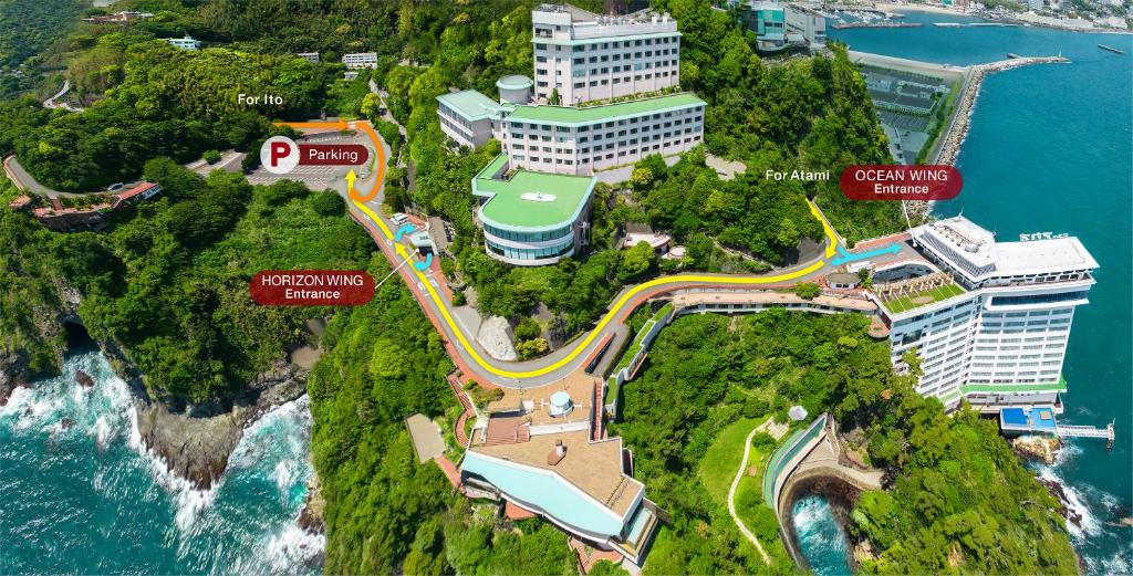 une carte d'une ville avec des bâtiments et l'océan dans l'établissement Hotel New Akao, à Atami
