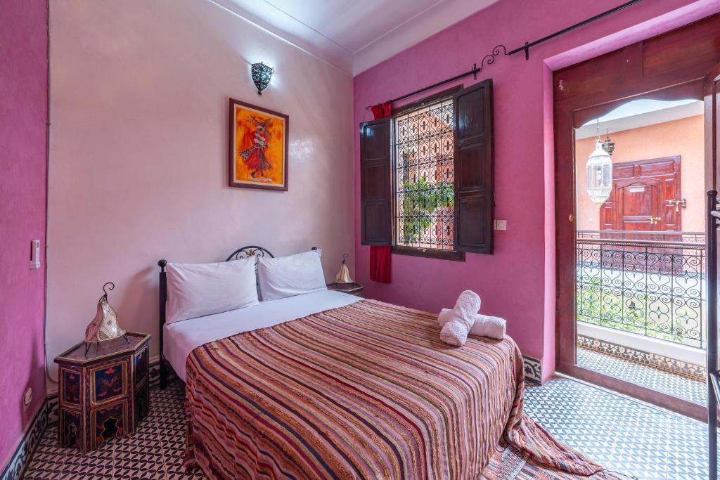 une chambre avec un lit et une fenêtre dans l'établissement Riad Todra, à Marrakech