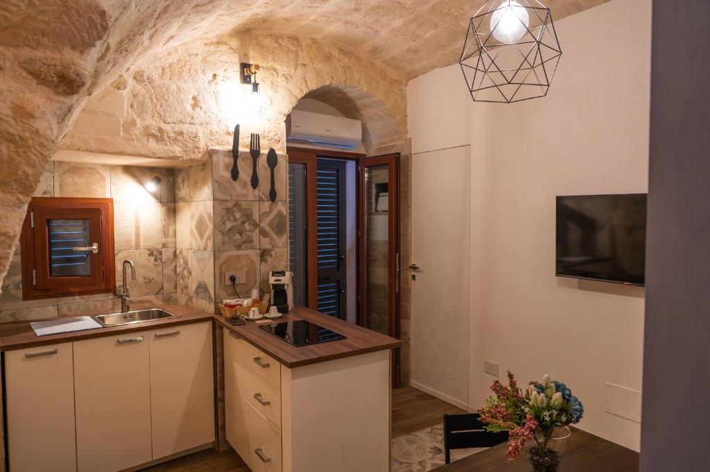 une cuisine avec un évier et un plan de travail dans l'établissement Cà del Centro, à Manfredonia 63 autres photos