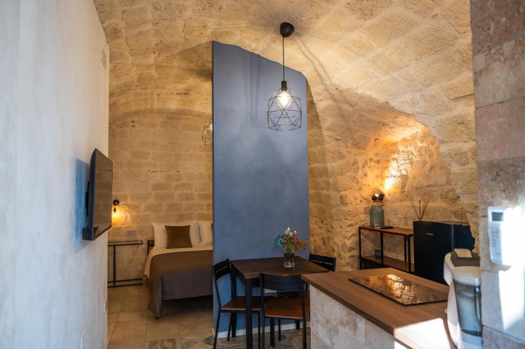 un salon avec une table et un canapé dans l'établissement Cà del Centro, à Manfredonia