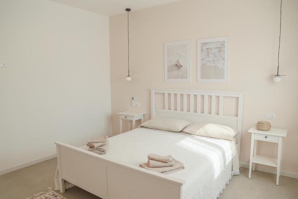 - une chambre blanche avec un lit blanc et 2 tables dans l'établissement Dimore LE GRASTE - Made in Sicily, à Noto 27 autres photos