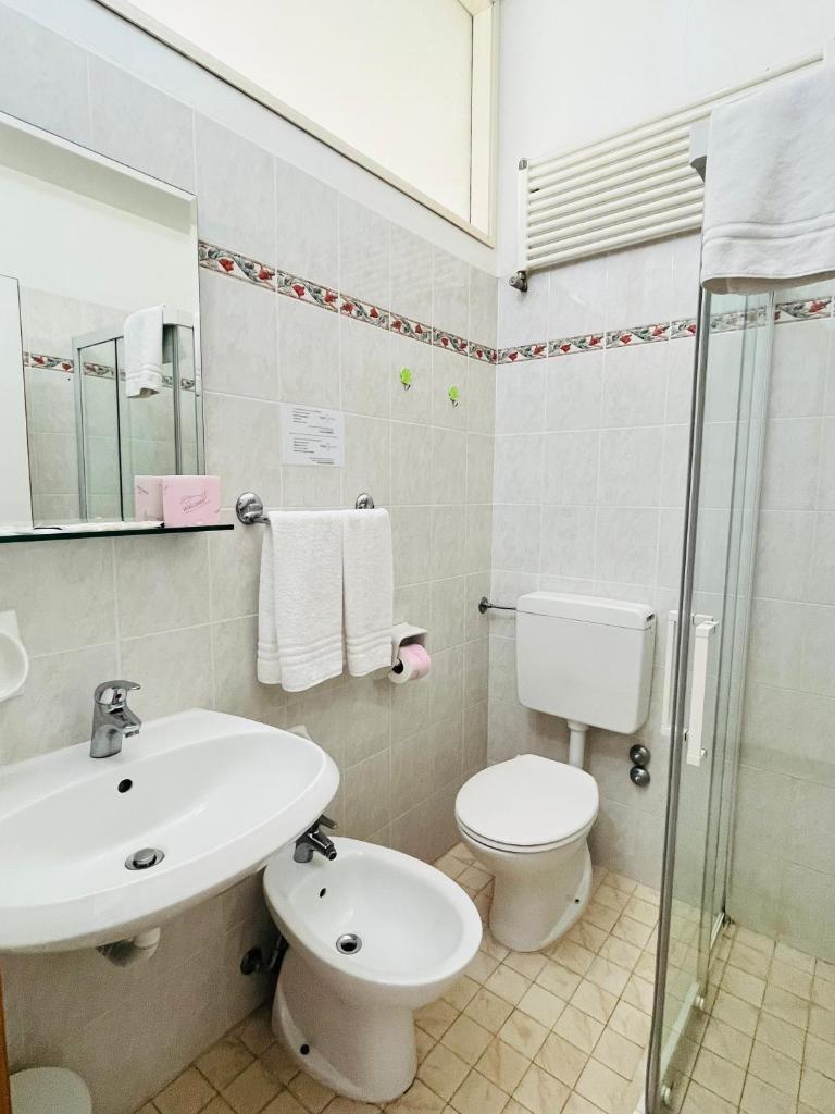 une salle de bain avec un lavabo, des toilettes et une douche dans l'établissement Hotel Columbia Frontemare, à Rimini 38 autres photos