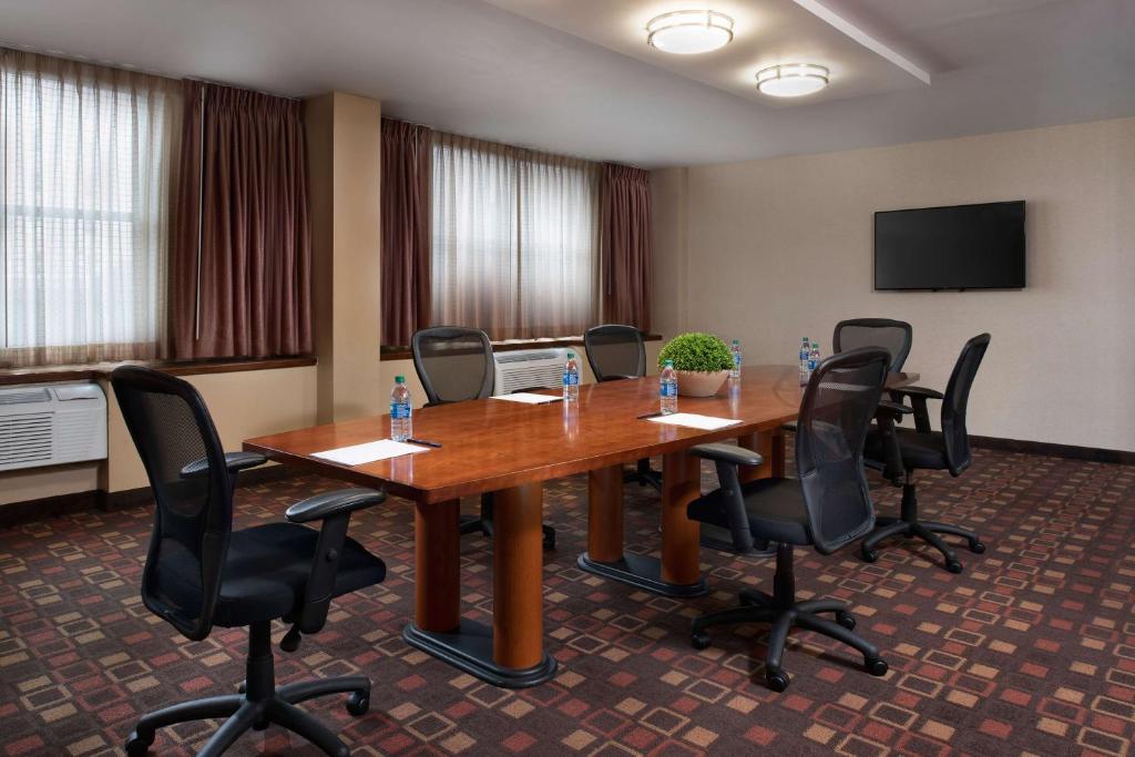 DoubleTree by Hilton Memphis Downtown Image