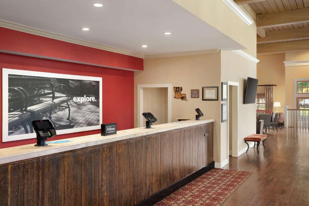 Hampton Inn and Suites New Orleans Convention Center Image