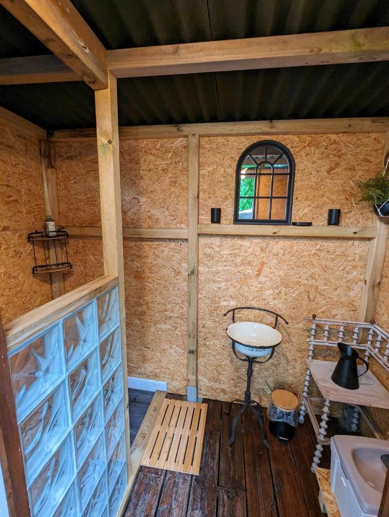 une vue intérieure d'une cabine avec une table et une fenêtre dans l'établissement Luxury Glamping @Moulin des Forges, à Moutier-Malcard