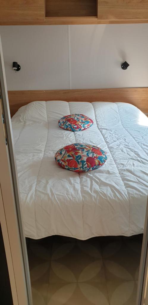 2 assiettes assises au-dessus d'un lit dans l'établissement camping les sables du midi, à Sérignan 17 autres photos