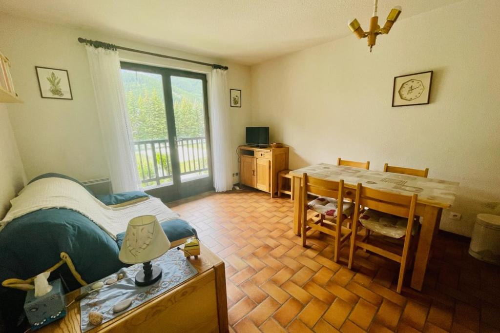 - une chambre avec une table et un lit ainsi qu'une salle à manger dans l'établissement 30 m next to Les Grands Bains, au Monêtier-les-Bains