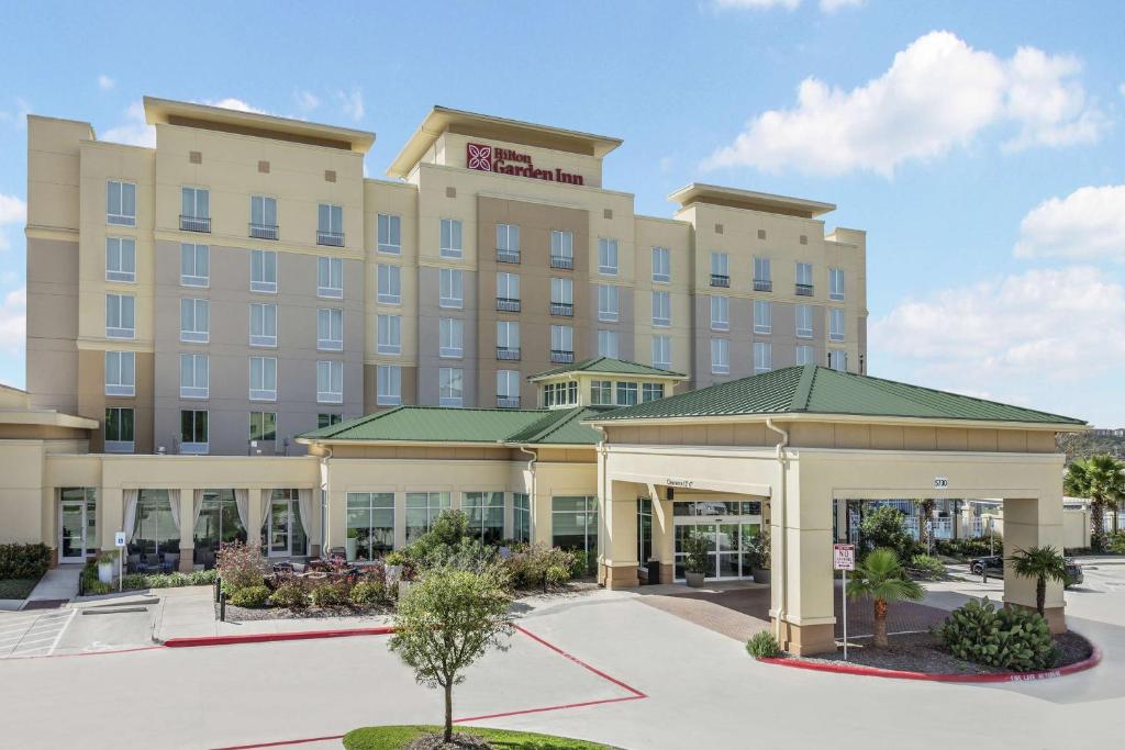 Hilton Garden Inn San Antonio/Rim Pass Drive Image