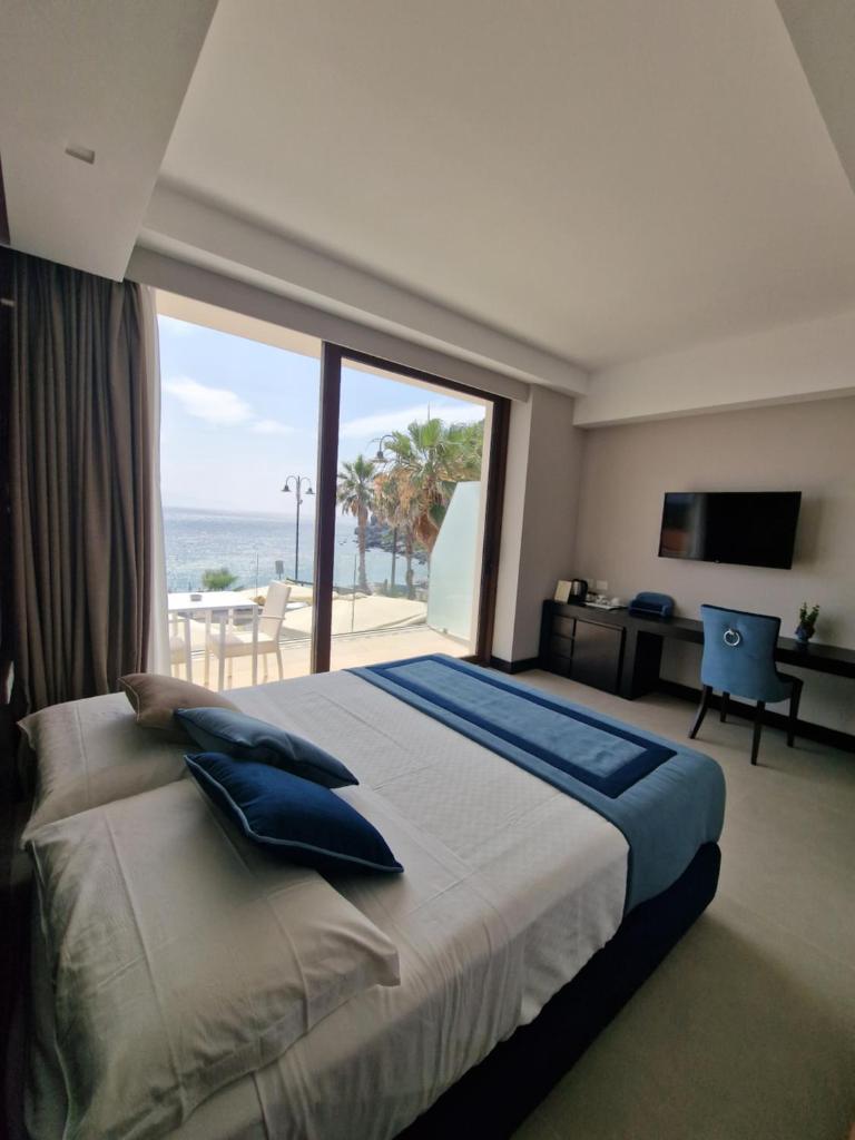 une chambre avec un grand lit avec vue sur l'océan dans l'établissement Ngonia Bay Boutique Hotel, à Milazzo 88 autres photos