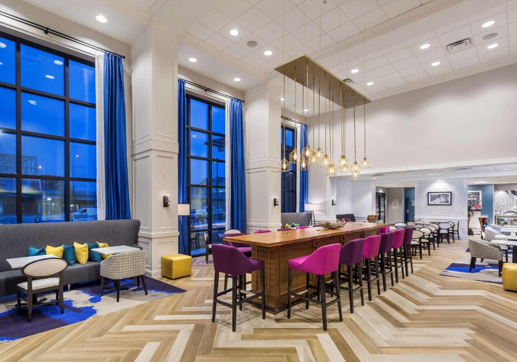 Hampton Inn & Suites Newport/Cincinnati, KY Image