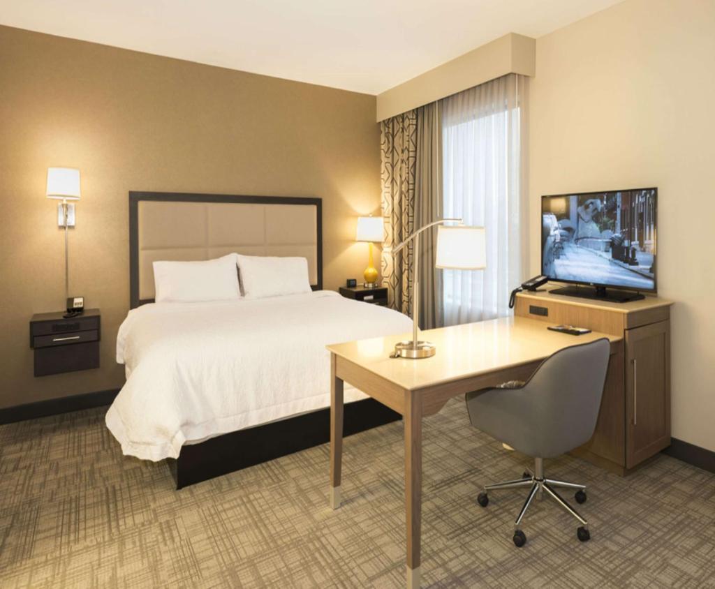 Hampton Inn and Suites Minneapolis University Area, MN Image