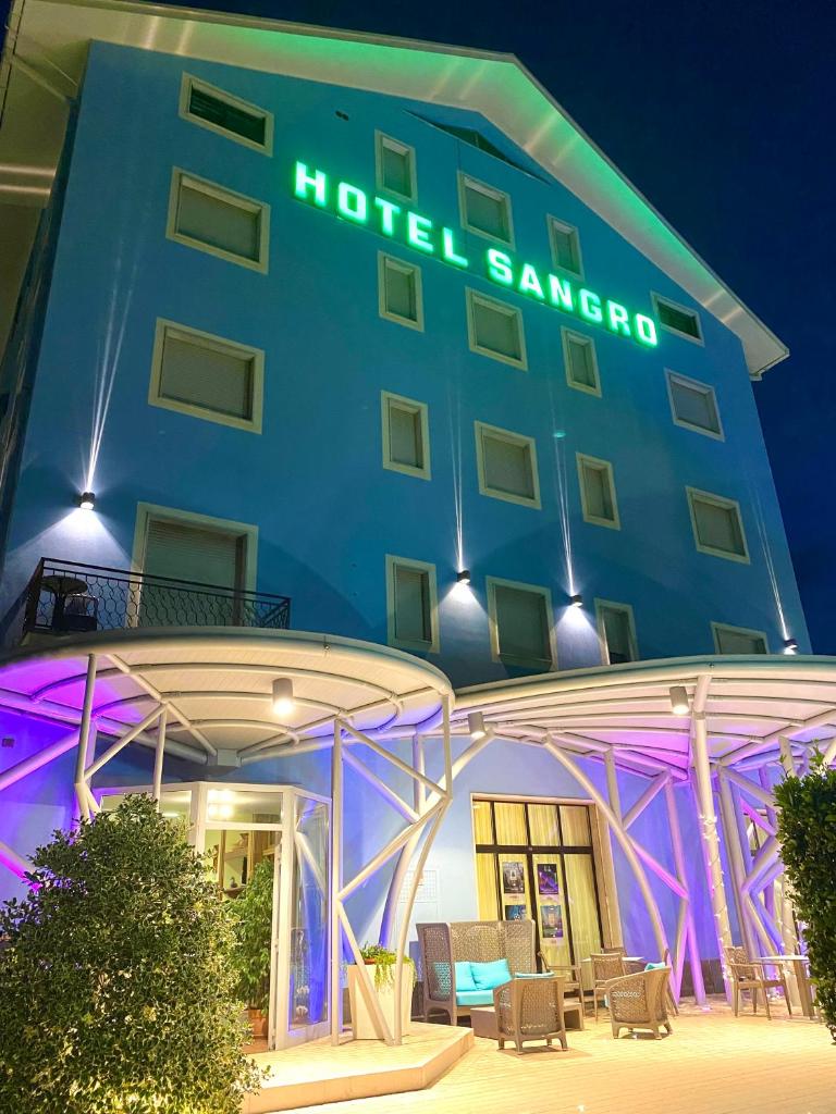 un hôtel samara est illuminé la nuit dans l'établissement Hotel Sangro, à Mozzagrogna