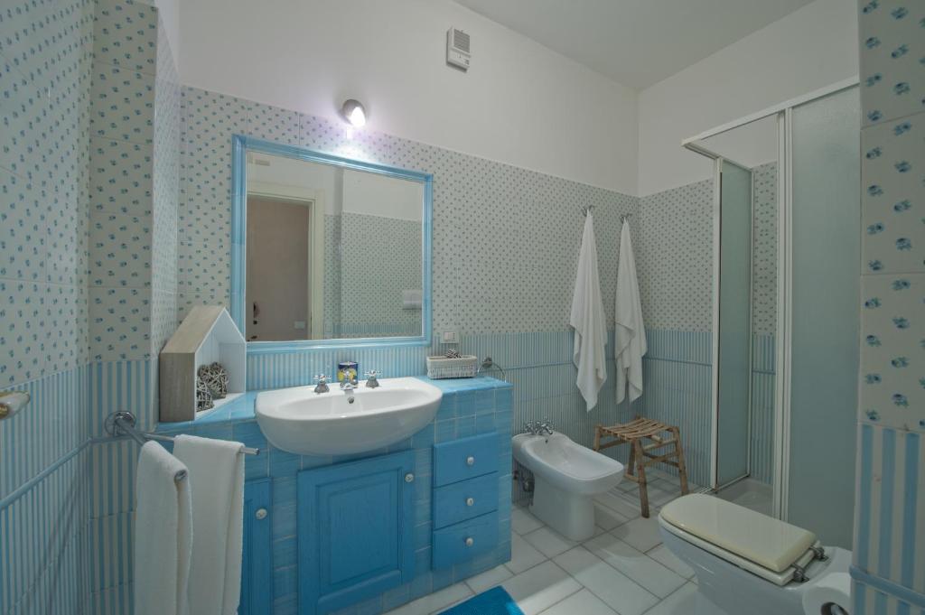 une salle de bain bleue avec un lavabo et des toilettes dans l'établissement Villa Giulia, à Praiano 95 autres photos