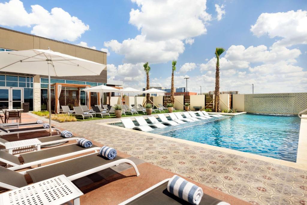 Embassy Suites By Hilton San Antonio Landmark Image