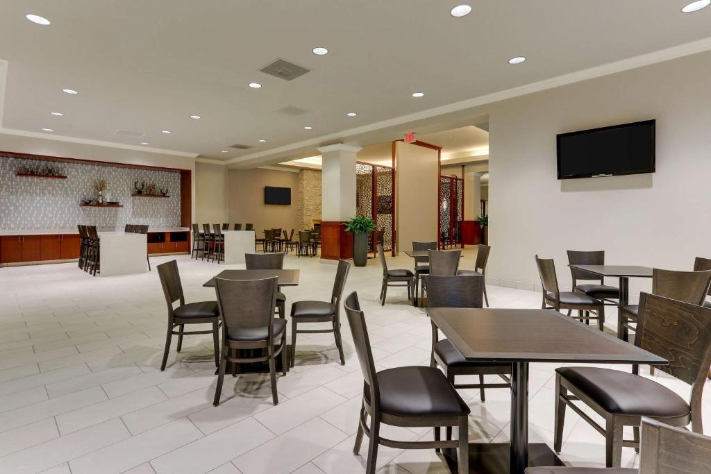 DoubleTree by Hilton St. Louis Forest Park Image