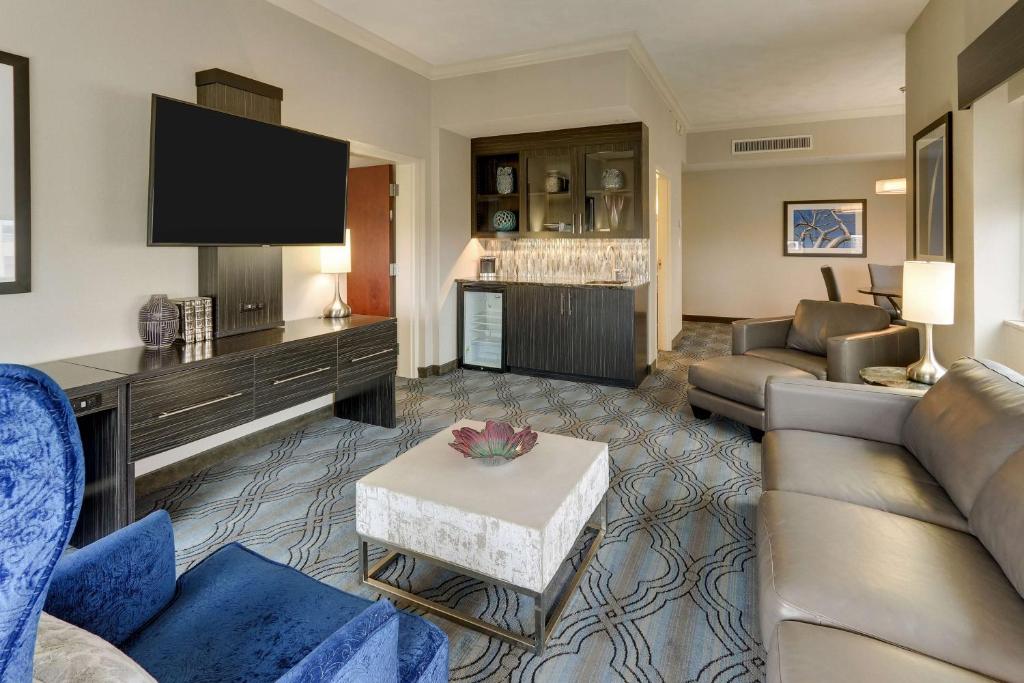 DoubleTree by Hilton St. Louis Forest Park Image